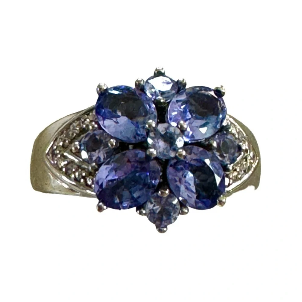 Stunning tanzanite flower 925 silver ring 🪻